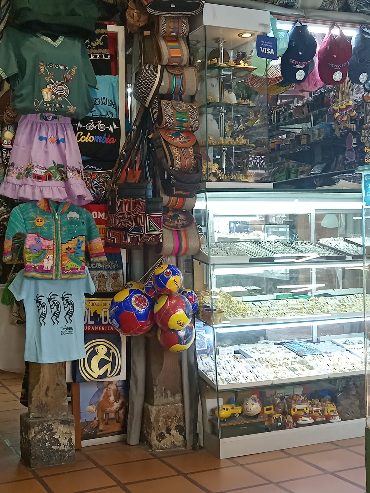 Francy Hernández — Escalera 7, textiles y joyería artesanal | Francy Hernández — Stair 7, textiles and artisanal jewelry